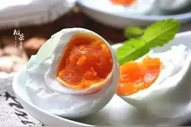 「话健康」爱吃咸鸭蛋的都看看吧，现在知道还不晚！图片