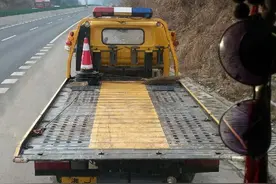 货车高速上换一只轮胎被收3000元，司机越想越气：宰完我还祝我发财图片