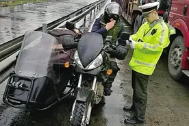 高速路上骑行2000公里 三轮摩托车司机被查图片