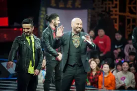 40亿点击神曲C哩C哩原唱空降山东春晚 潘长江现场教学《过河》舞蹈图片