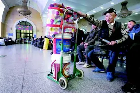 打工返乡人爱提塑料桶 被网友称为“春运神器”图片