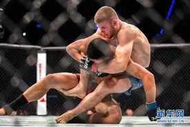 格斗UFC第211期：中国选手李景亮不敌澳大利亚选手马修斯图片