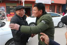 轿车被三轮剐蹭车主放弃索赔 周口一4S店愿免费修车图片