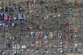 飞吧山东丨年三十赶年集 滨州忙年人潮如海图片