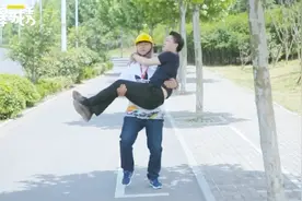 约车司机居然全程公主抱顾客，这手放哪呢……