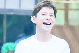 何炅76岁的父亲海鲜店年会，全家近照曝光，网友：培养的儿子真棒视频封面