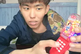 试吃“音乐手机糖果”，轻轻一按就有音乐和灯光，真是太有趣了