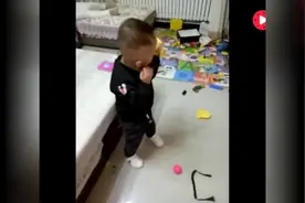 小宝宝前一秒还在戴墨镜装大哥，接下来直接尿裤子妈妈笑翻了视频封面