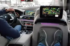 宝马最顶级的豪华座驾M760，要啥有啥，看到内饰迈巴赫都不想要了