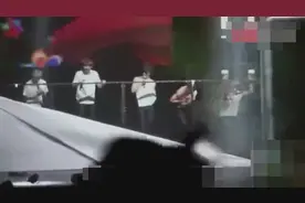 EXO演唱会当众换衣，遮光板意外掉落，张艺兴朴灿烈惊慌失措视频封面