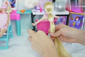 我们来把芭比娃娃的长长的头发扎起来吧！