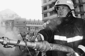 哈尔滨市公安消防支队消防战士玄龙海26年逆火而行图片