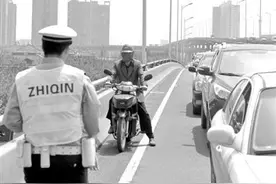 南京警方严查骑车走高架 为啥有罚100有罚1100？图片
