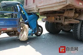 货车故障停路边 三轮“挤”进货车尾图片