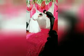 夫妻俩结婚，谁先抬头谁做饭，这结果让司仪没想到！