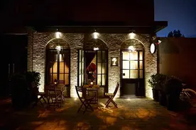 大使馆门口喝杯酒图片