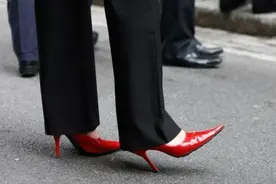 这个妹子没穿高跟鞋遭开除，没想到她做了这样一件事，可能会惊动政府图片