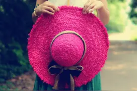 炎炎夏日也不怕，有顶遮阳防晒草帽轻松凹造型图片