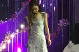 赵丽颖打扮美丽出席弟弟婚礼 几度感动流泪图片