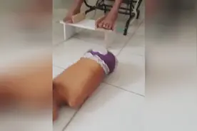 小女孩没有四肢却依旧乐观向上，微笑的来跳舞，感动千万人视频封面