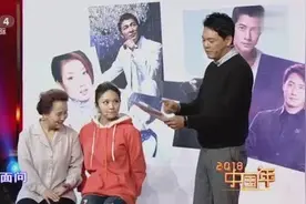 央4小春晚｜主持人孟盛楠+于胜春 跨界演绎经典小品《追星族》视频封面