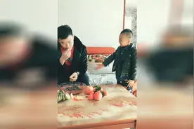 舅舅快给压岁钱 不给就去剪头发去 笑死人了视频封面