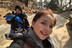 孙茜一家三口爬泰山为儿子庆生 登高祈福感动网友图片