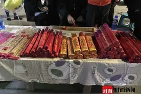 除夕夜中江数万人烧香祈福 减污染高香不超50厘米图片