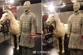 450万美元一尊的兵马俑在美展出，手指竟被折断偷走！这事道歉就算完？图片