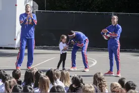 （体育）（2）篮球——哈林篮球队队员造访洛杉矶图片