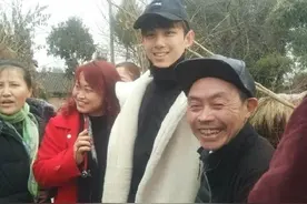 吴磊回四川老家过年乡亲好激动 李易峰竟是他中学师兄图片