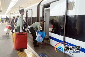 暖心！三亚武警动车站伸援手助残疾人顺利乘车图片