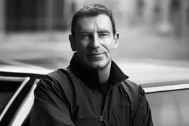 优衣库的最新联名合作找上了BV创意总监 “剧透”中看出一丝椰海风情图片