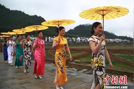 江西德兴初春江南山间上演旗袍秀图片