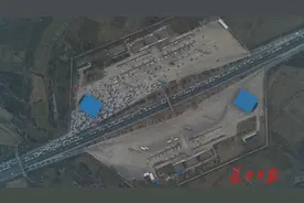 沪蓉高速服务区加油站排长队，可以先下高速加油再上来图片