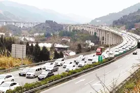 沪蓉高速昨天堵了50多公里图片