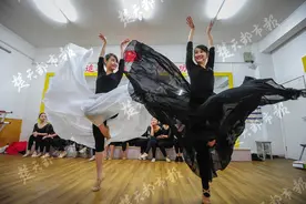 默契十足！一对双胞胎姐妹完美演绎双生舞图片