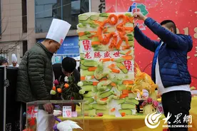 萝卜雕花亮相青岛糖萝会 抛萝卜杂耍引围观图片