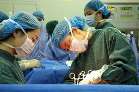 怀孕31周孕妇不慎从床上跌落竟跌破子宫！医生全力抢救，患者今日出院图片