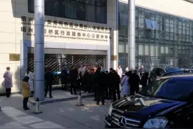 上班第一天受理437人！柯桥出入境办证迎来开门红图片