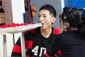 李维嘉咬桌角场面搞笑：拍我的摄像也是心酸的图片