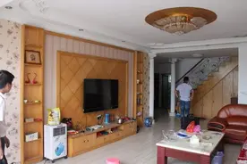 宜州一男子竞得司法拍卖二手房，移交之前被损毁，要求法院退款遭拒图片