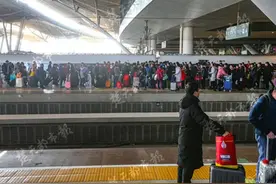 武汉站今日达到客流最高峰，三大站设20分钟快速进站通道图片