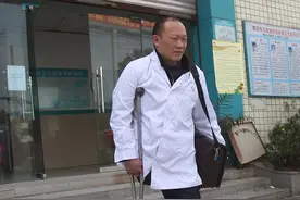 新春走基层丨“独腿侠医”季正勇：治不好别人的病最辛苦图片