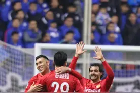 恒大4比1申花捧起超级杯冠军，谁还敢说“恒大不行了”？图片