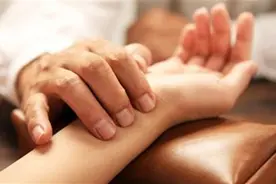 中医体检要保持平静、自然图片