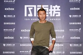 谢霆锋顶鸡冠头登台表演 被问王菲笑而不答图片