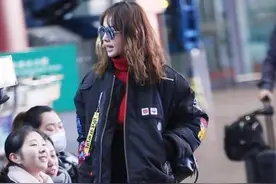 蔡依林潮装现身机场 与应援团合照显亲切图片