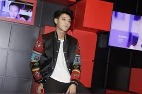 黄子韬飙唱韩文歌破音 双手一摊：我在热嗓子图片