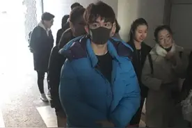 吴磊亮相北电初试第三日 劝媒体不要阻碍排队图片